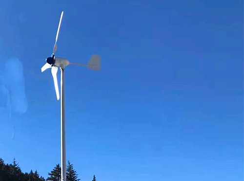 南京歐陸電氣風(fēng)光互補(bǔ)離網(wǎng)發(fā)電案例 設(shè)備配置功率為風(fēng)機(jī)500W